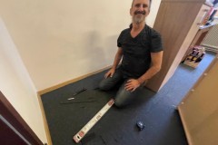 Verlegung-Teppichfliesen-Buero-im-180525-Wolfgang